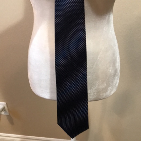 Kenneth Cole Men's 100% Imported Handmade Silk Shimmer Geometric Design Necktie - Picture 3 of 14